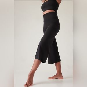 Athleta Elation Wide Crop Pant, Black, Size Medium